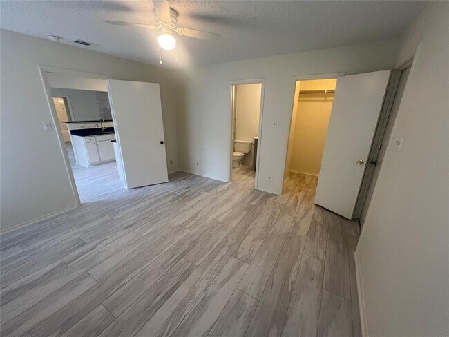 Building Photo - 807 Lloyd Ln