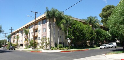 Building Photo - LOOK AND LEASE OFFER: $500.00 CREDIT IF LE...