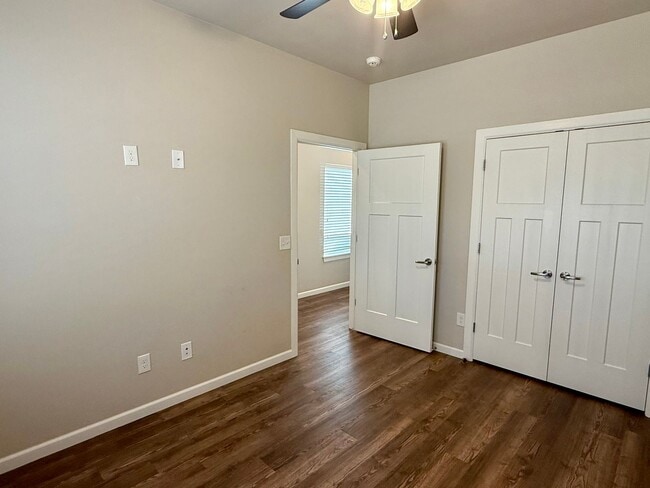 Building Photo - Large 3 Bed, 2 Bath in Beautifully Well-Maintained Neighborhood