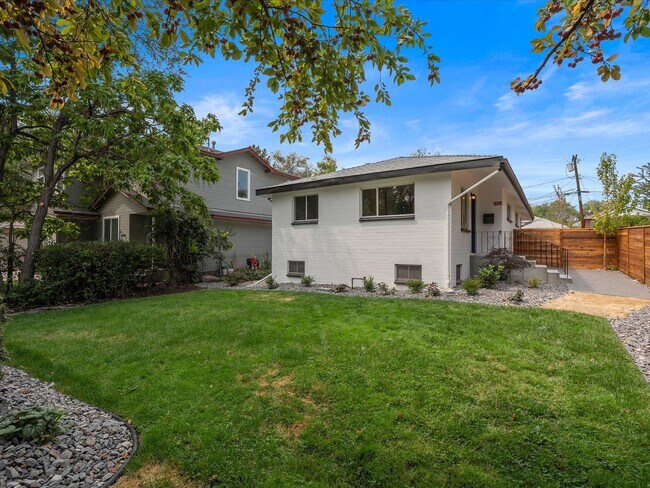 Building Photo - Move In Ready Midtown Dream Home