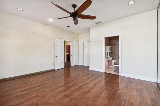 Building Photo - 541 NW 205th Ave