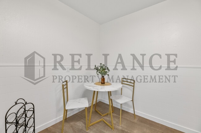 Building Photo - 211 E Meadowlark Rd