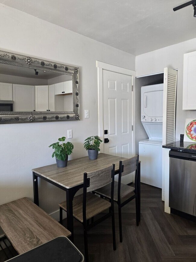 Building Photo - 715 S Laguna Ave