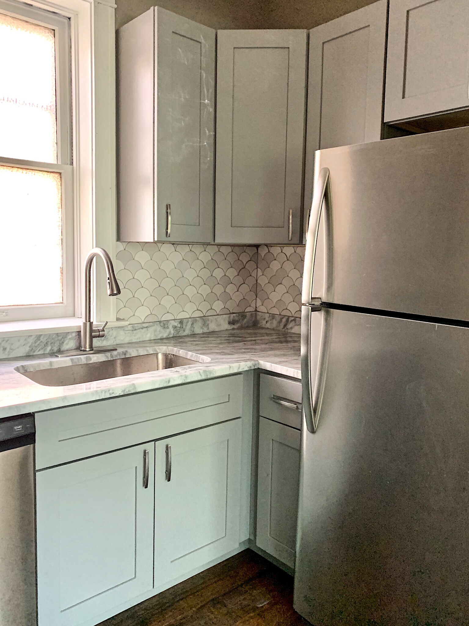 Full size sink and fridge - 5201 Murdoch Ave