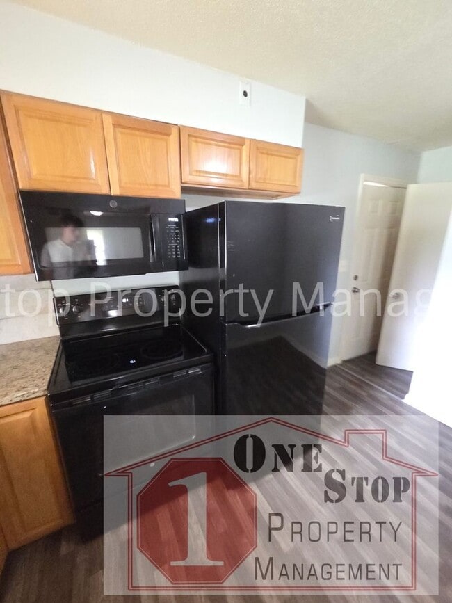 Building Photo - Beautiful 2 Bedroom 1 Bathroom in Lee Summit!