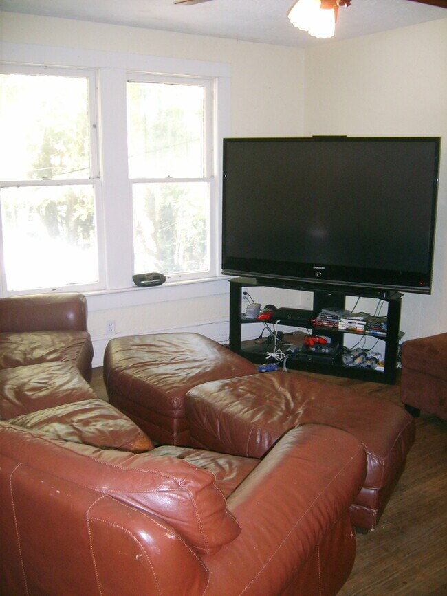 Building Photo - Huge 3 Bedroom, 1 Bathroom Apartment Steps From UF in Fifth Avenue