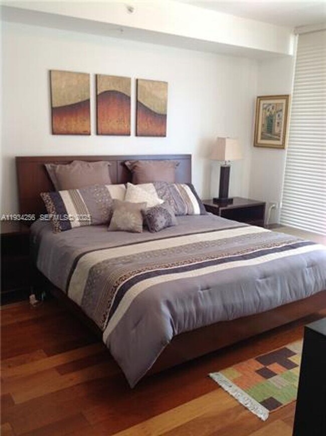 Building Photo - 801 Brickell Key Blvd