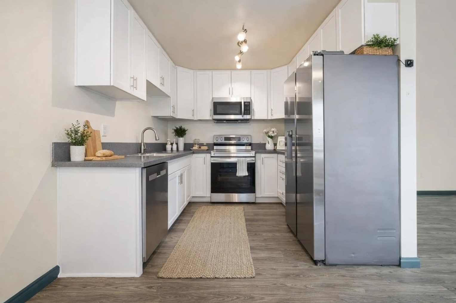 Building Photo - 1811 E Grand Ave