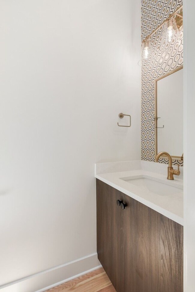 Building Photo - Stunning Salemtown Townhome!