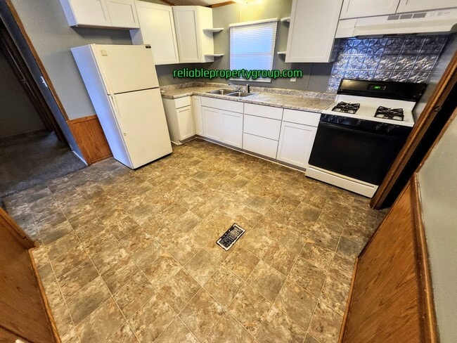 Building Photo - New Listing in Fort Wayne