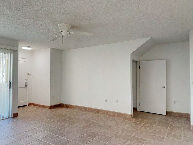 Building Photo - Kulana Knolls 1 bedroom townhome with TWO parking