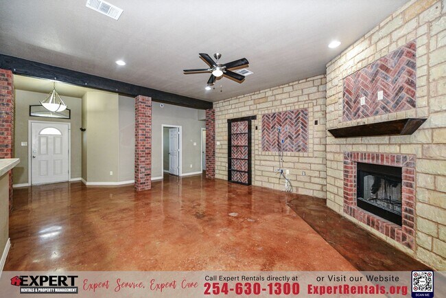 Building Photo - GORGEOUS 3 BEDROOM HOME WITH SOLAR PANELS!!