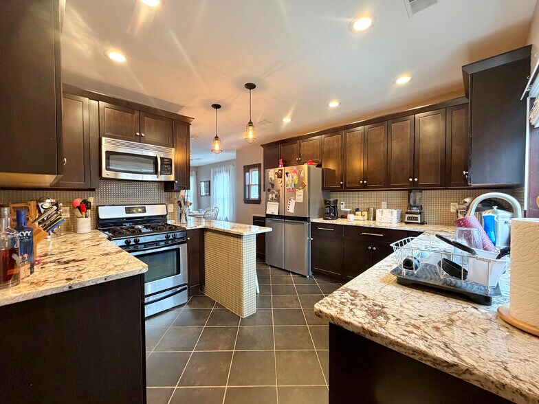 Building Photo - 52 Sheridan Ave