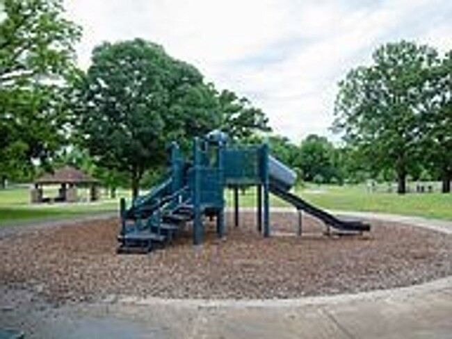 Building Photo - NO PETS ALLOWED: Wonderful 2 bedroom, 2 ba...