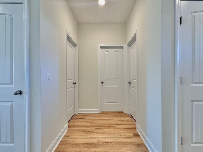 Building Photo - MOVE-IN READY! (Pet Friendly)