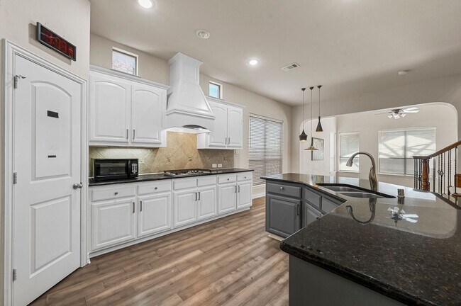 Building Photo - Mediterranean-style home-4 bedrooms