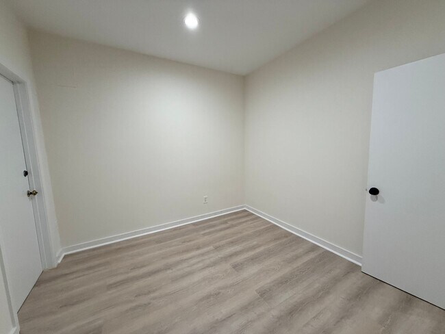 Building Photo - Charming 3 Bedroom