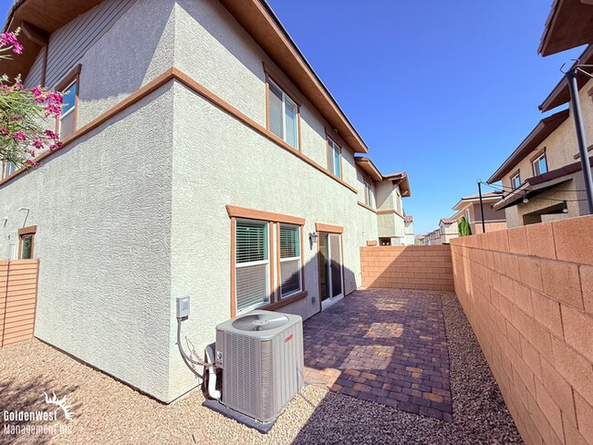 Building Photo - Newly Buil 3Bdm 2.5Ba Townhome in Premier ...