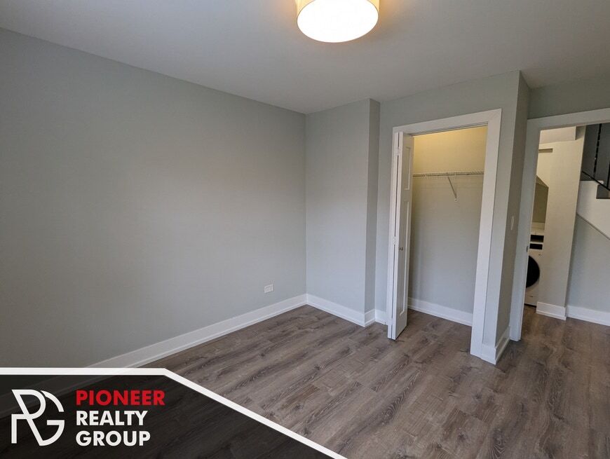 Building Photo - 454 W Barry Ave