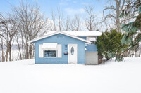 Building Photo - Cute 3 Bedroom Home