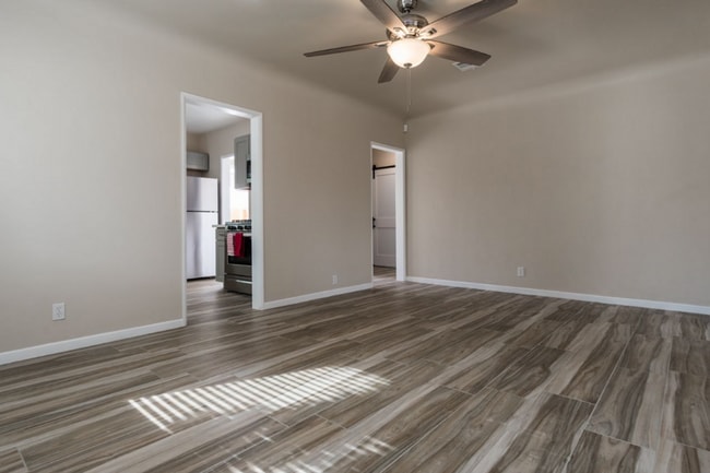 Building Photo - Completely renovated 1 bed, 1 bath house with yard