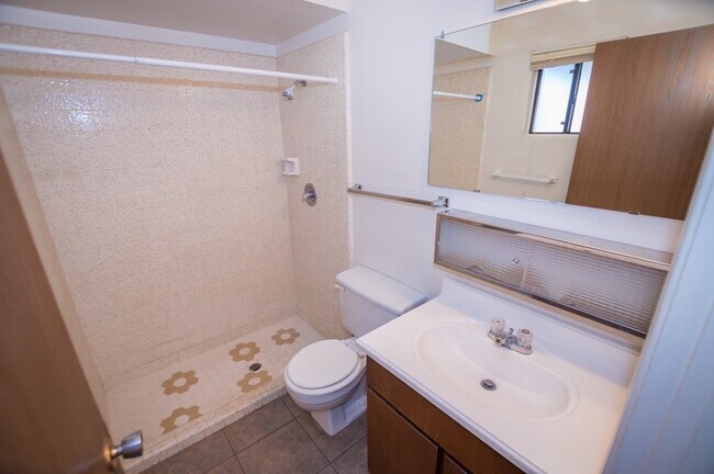 Building Photo - Welcome to this delightful 3-bedroom, 2-ba...