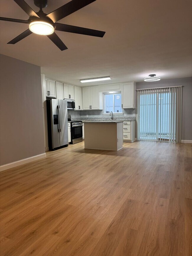 Building Photo - NEWLY RENOVATED 1 bed, 1 bath ground level condo!