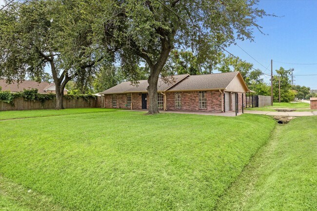 Building Photo - 7731 Schneider