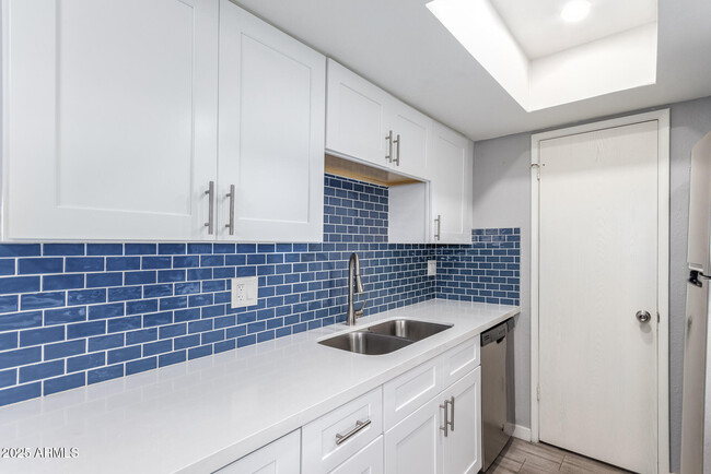 Building Photo - 10227 N 7th Pl