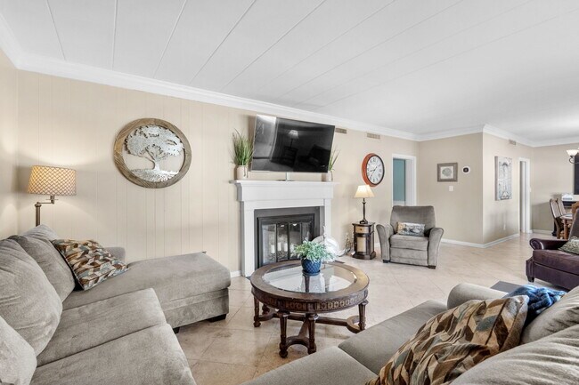 Building Photo - 10100 Lakeshore Dr