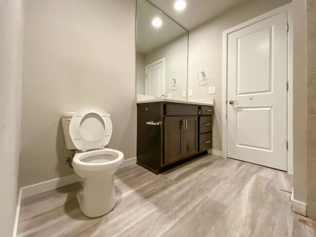 Building Photo - 3B/3B cozy townhome