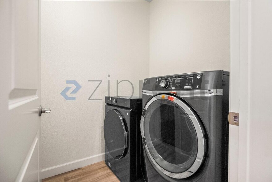 Building Photo - Unit