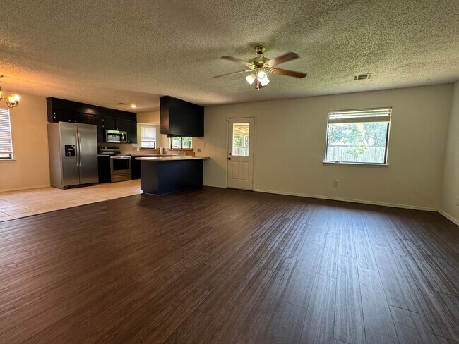 Building Photo - 4718 SE 47th- AVAILABLE NOW!