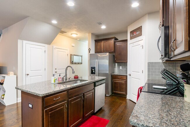 Building Photo - 704 Red Cedar Ct
