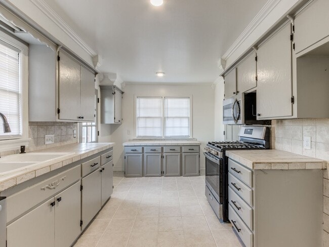 Building Photo - 3 Bedroom Rental in the Village!!