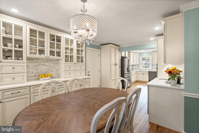 Building Photo - 7421 Beverly Manor Dr