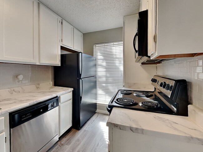 Building Photo - ***$500 off First Full Months rent with mo...