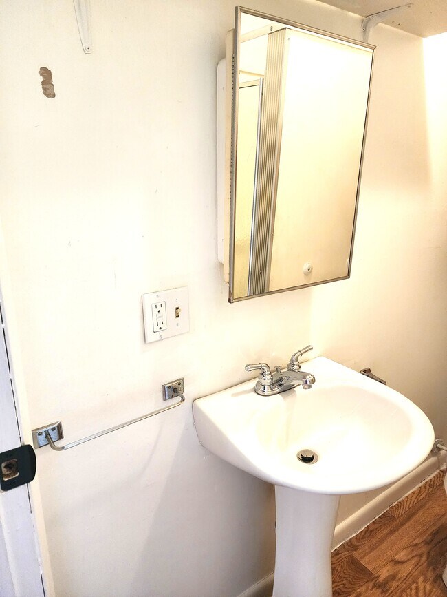 Building Photo - 3884 N West River Rd