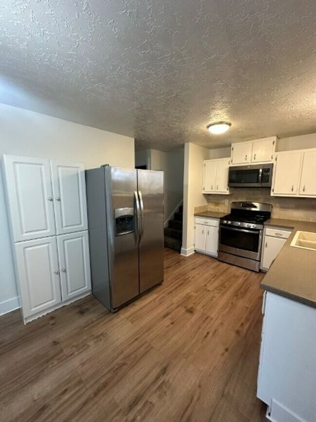 Building Photo - Fall Special – 3 Weeks FREE Rent on 4 Bed,...