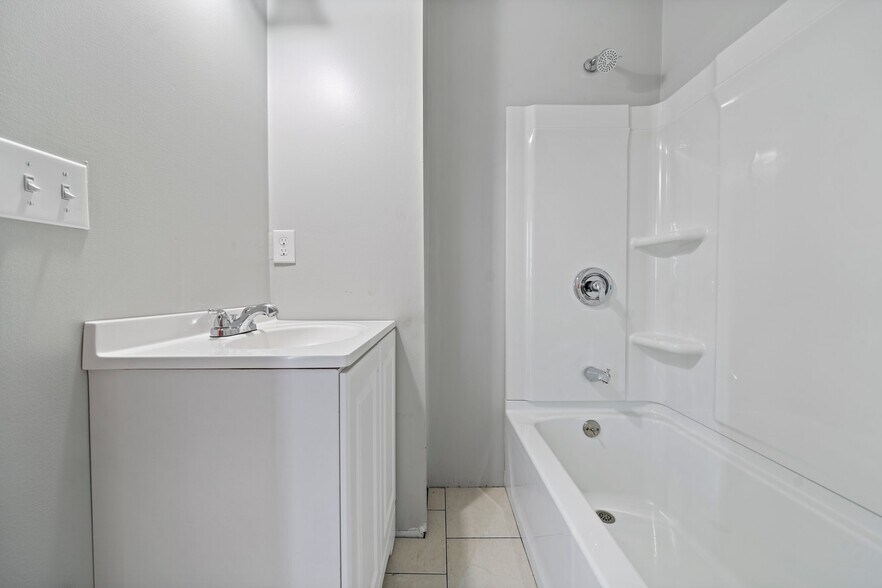 Building Photo - 12 Shamrock St