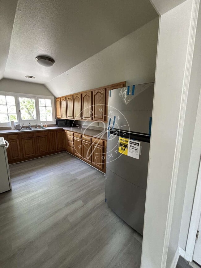 Building Photo - 1/2 off deposit with approved application! Bright & Updated 2-Bedroom Upper | Private Entry | Wat...