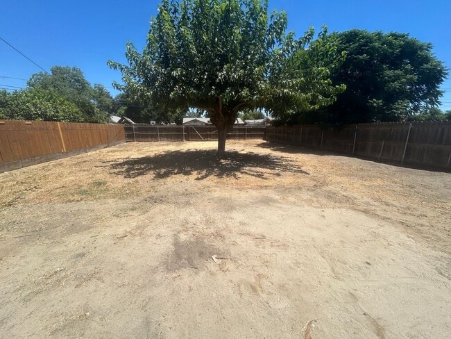 Building Photo - Spacious home in Armona with large yard re...