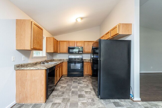 Building Photo - Spacious home in Hopewell