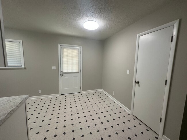 Building Photo - 811 Allen St