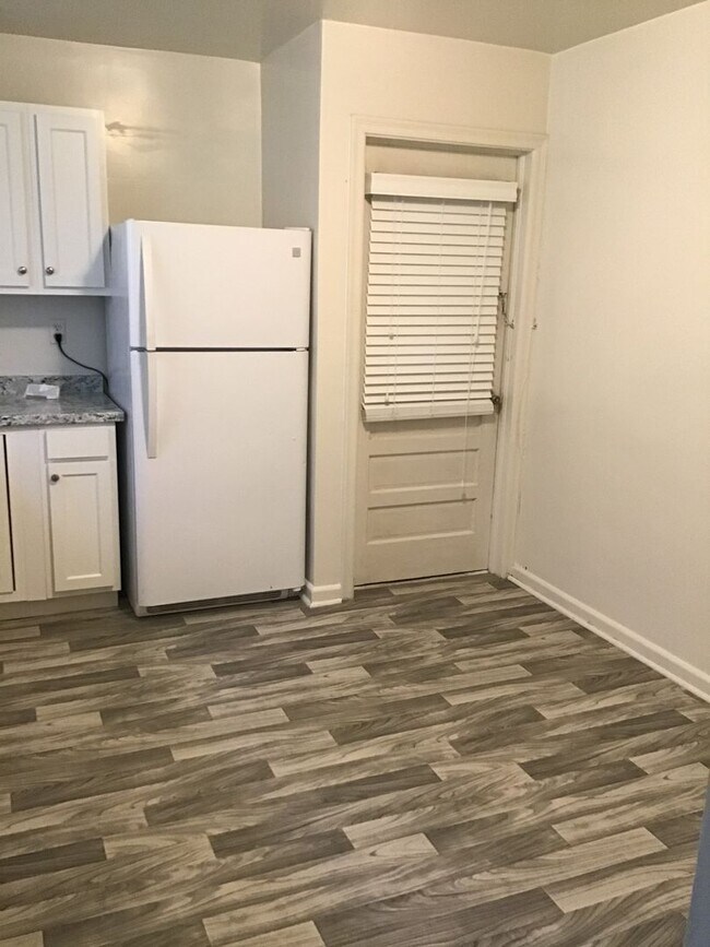 Building Photo - Spacious 3 bedroom 1 bath available soon (...