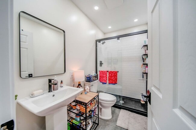 Primary Photo - Ultimate 6-Bedroom House on a Corner Lot w...