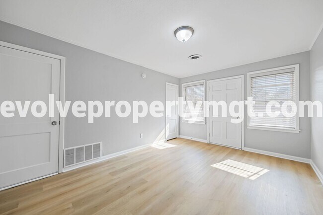 Building Photo - 995 Avon Rd