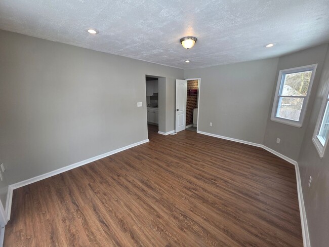 Building Photo - 8 W Chestnut Hill Rd