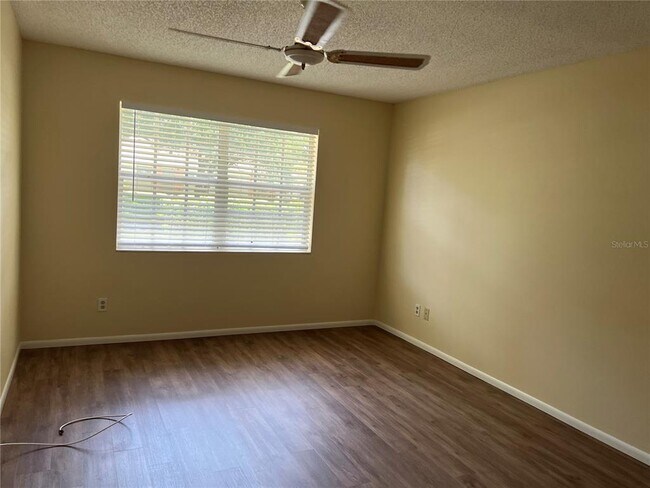 Building Photo - 2225 Lark Cir W