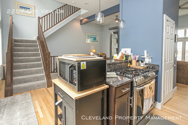 Building Photo - Stylish Tremont Townhome!